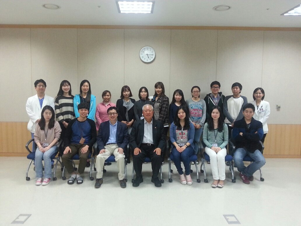 professor Jae-Gahp Park and students are taking a photo in the lecture room