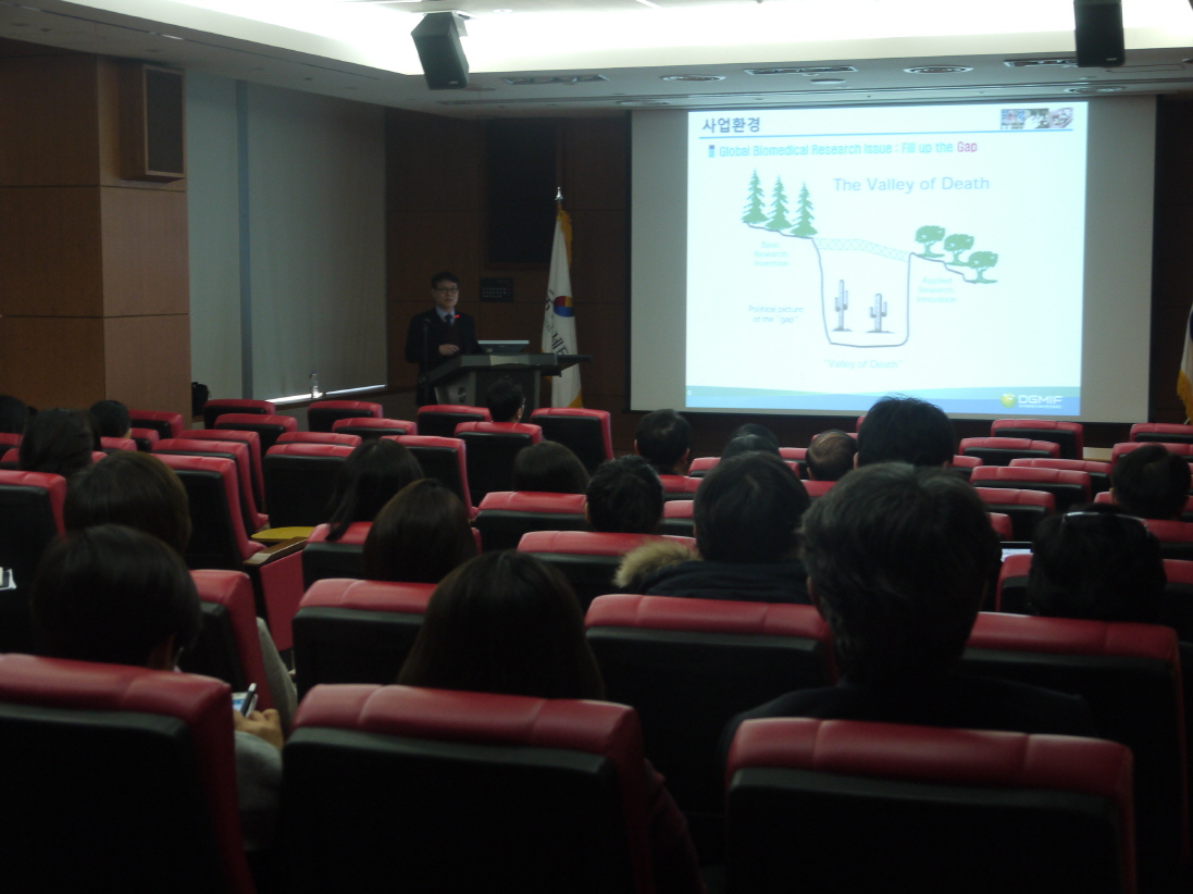 A photo of Seok-Kyun Yoon, an external speaker, conducting a seminar
