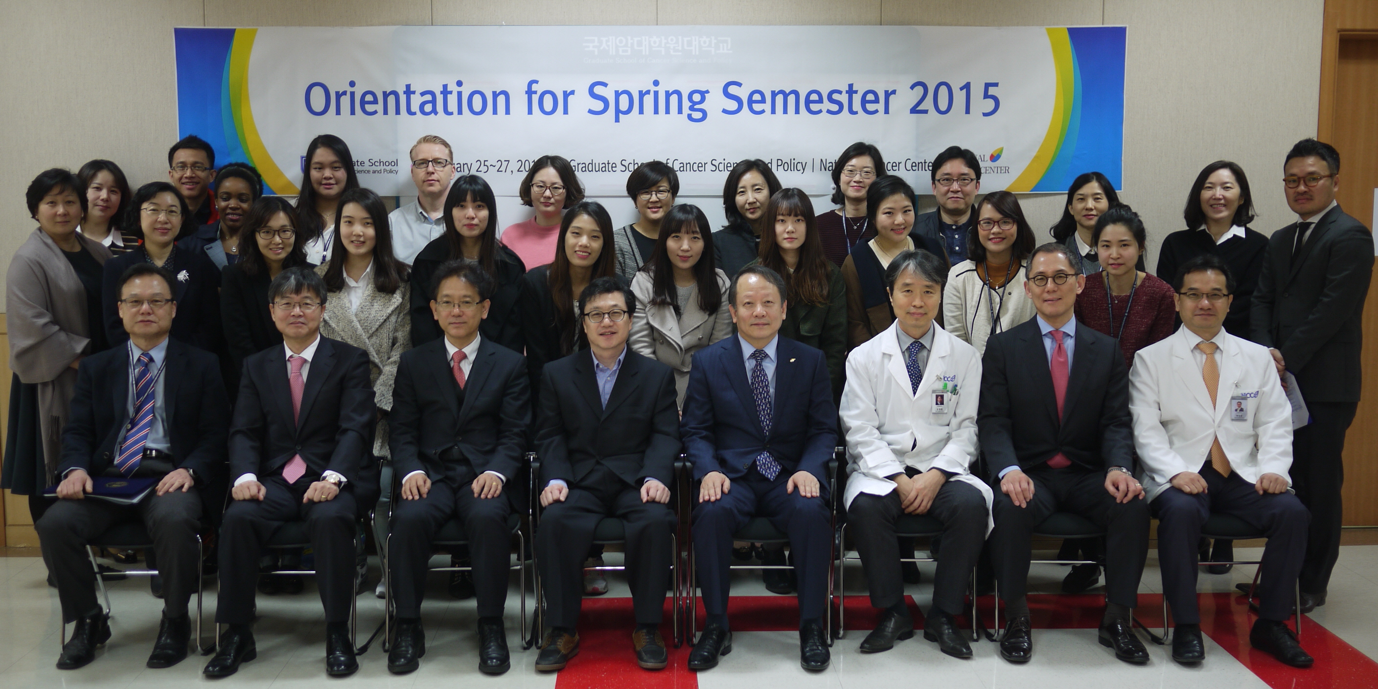 A photo of President Lee Kang-hyun and Graduate Dean In-hoo Kim, as well as professors and freshmen taking a commemorative photo of the 2015 spring semester freshman orientation in the lobby on the 10th floor of the examination building.