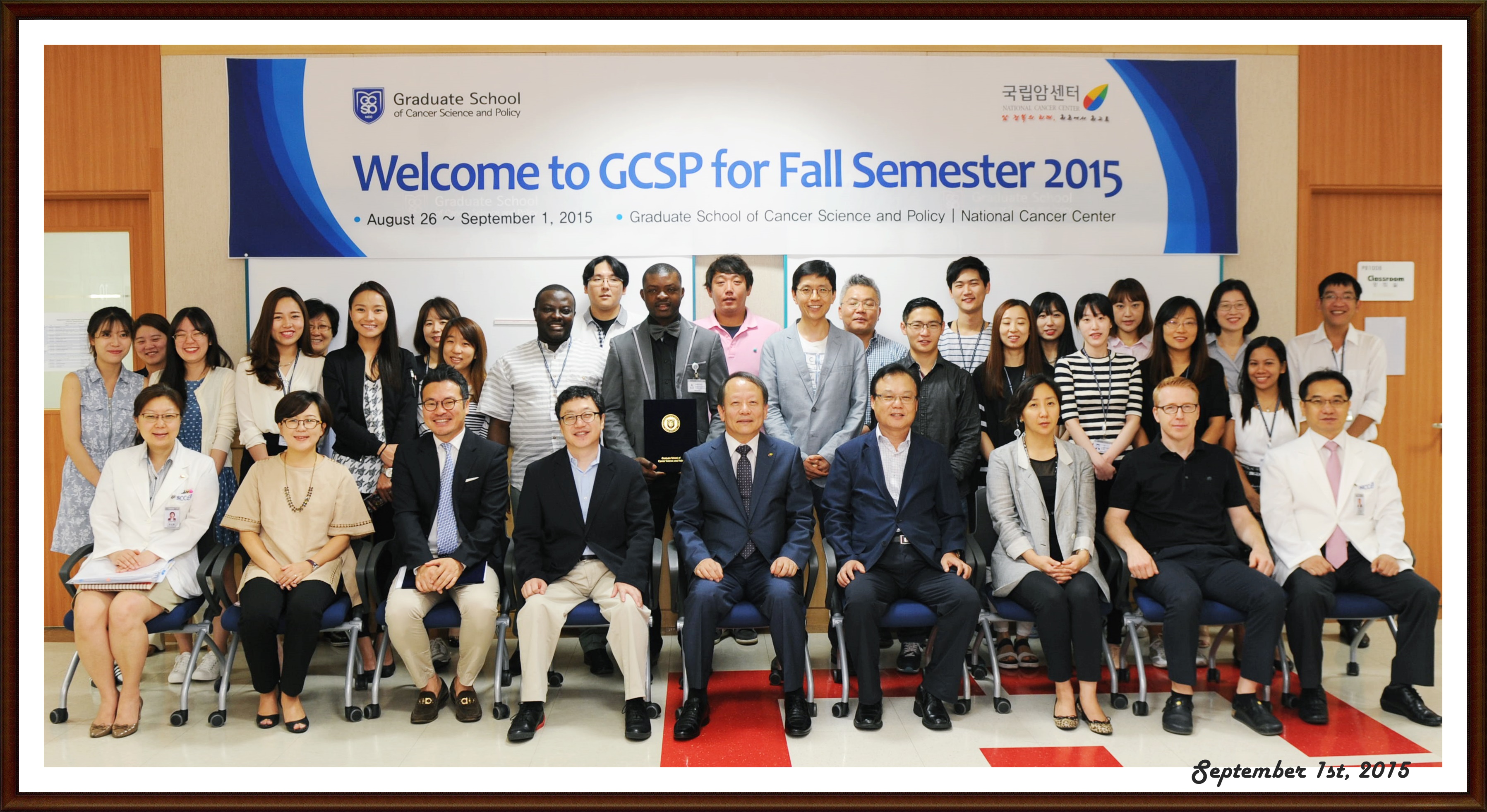 In the lobby on the 10th floor of examination building, President Lee Kang-hyun, President Kim In-hoo, and other faculty members and freshmen taking photos to commemorate the orientation of freshmen in the fall semester of 2015