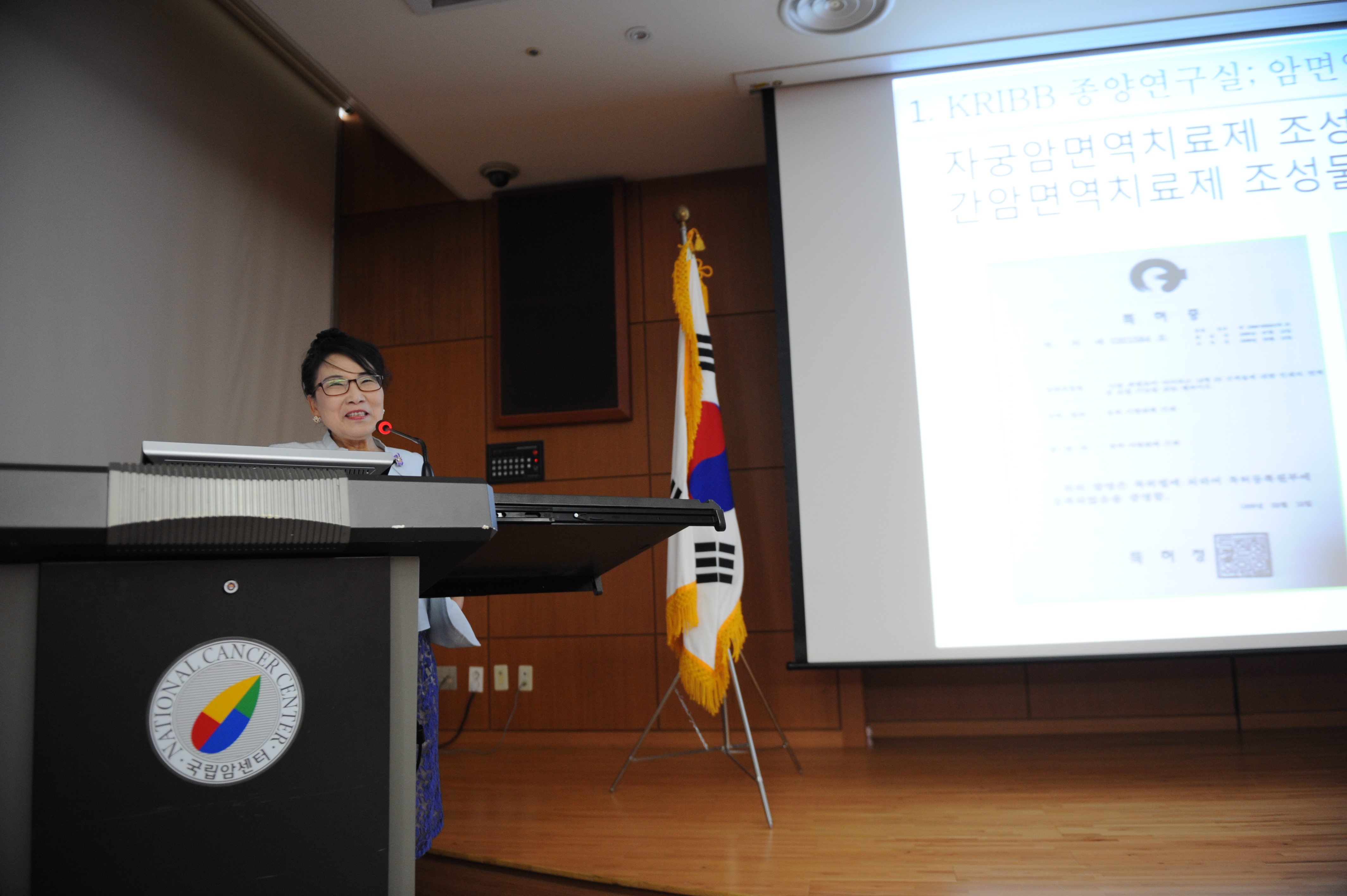 A photo of an external speaker, Soon-hee Park, conducting a seminar