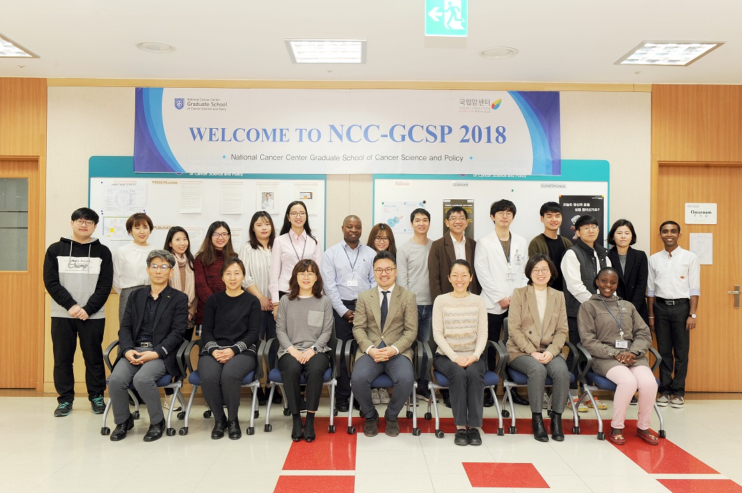 A group photo taken in the lobby of the graduate school by the graduate school dean Jongbae Park, Professor Gwiseon Choi, Professor Seonyoung Kim, and other faculty members who attended the freshman orientation in the first semester of 2018 together with the new students in late 2018 (Woosol Hong, etc.)