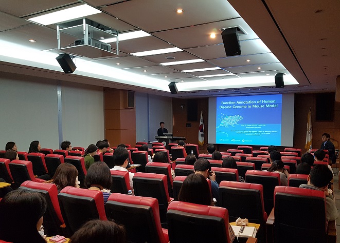 A photo of Seong Jae-kyung, an external speaker (Seoul National University) conducting a seminar