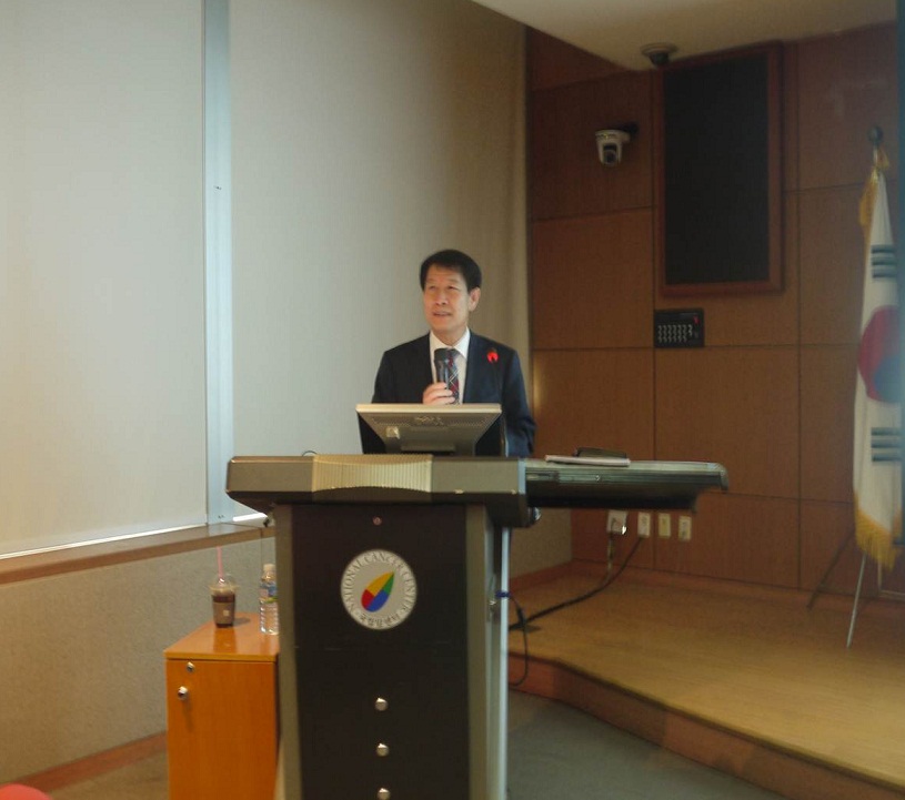 Photo of Il-Young Jeong, an external speaker (Gyeonggi Medical Center) conducting a seminar