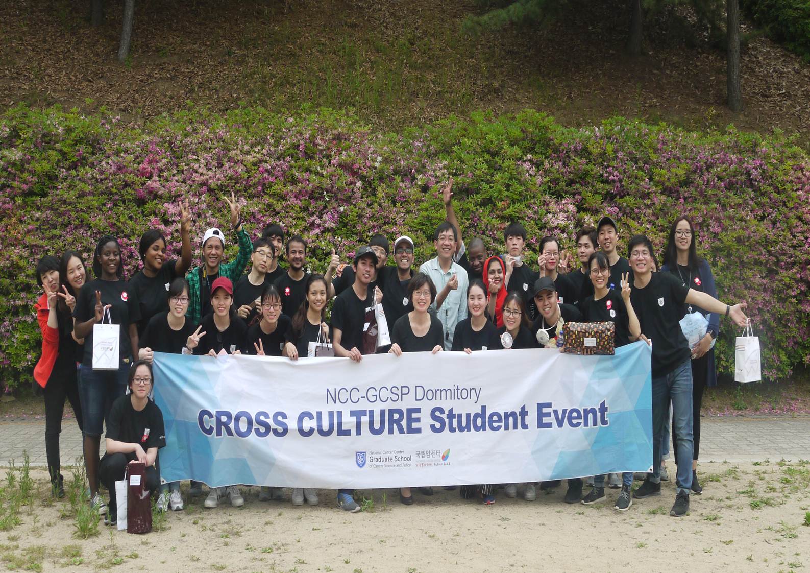 정발산 공원에서 학생들이 cross culture studnet event 현수막을들고 사진을 촬영