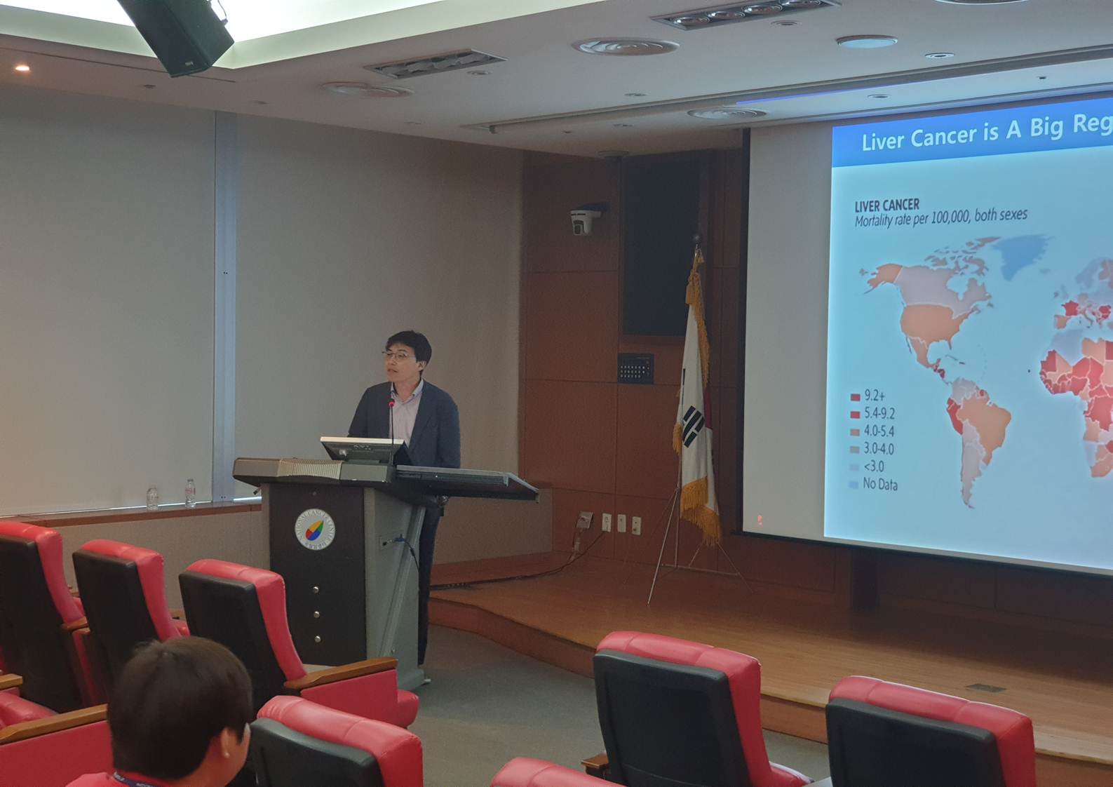 Photo of Kim Young-jun, an external speaker (Yonsei University) conducting a seminar