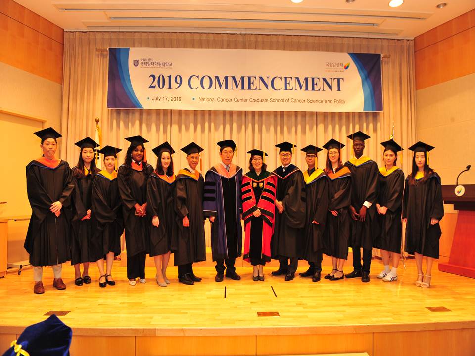 2019 commencement, graduates are taking pictures